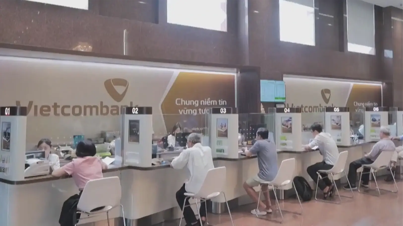 Ngân hàng phải gặp mặt khách hàng khi cấp thẻ tín dụng